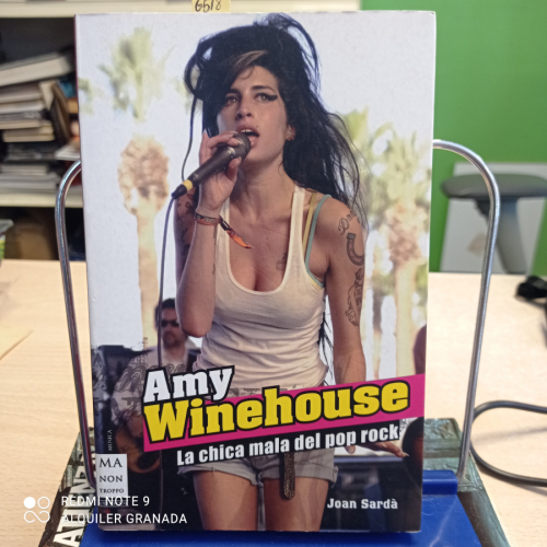 Portada del libro de AMY WINEHOUSE LA CHICA MALA DEL POP ROCK