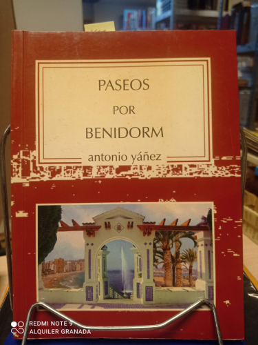 Portada del libro de PASEOS POR BENIDORM