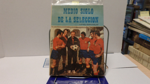 Portada del libro de MEDIO SIGLO DE LA SELECCIÓN- RAFAEL MARICHALAR-CON POSTER