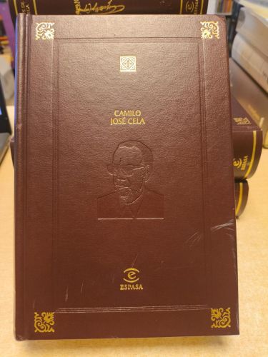 Portada del libro de Camilo José Cela - ESPASA LUJO - Viaje a la Alarria, Balada del vagabundo sin suerte, El espejo y otros...