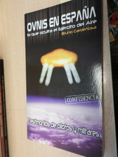 Portada del libro de OVNIS EN ESPAÑA LO QUE OCULTA EL EJERCITO DEL AIRE - BIBLIOTECA AÑO CERO