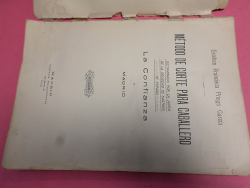Portada del libro de MÉTODO DE CORTE PARA CABALLERO - LA CONFIANZA DE MADRID - ESTEBAN FRANCISCO PRIEGO. 1915