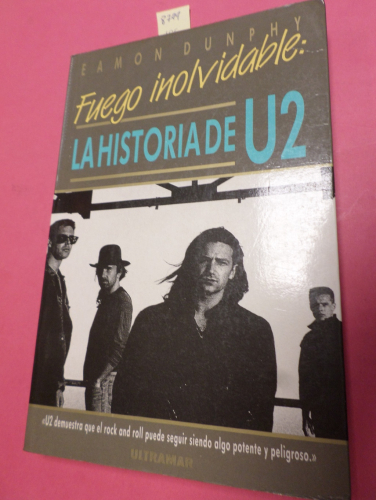 Portada del libro de FUEGO INOLVIDABLE: LA HISTORIA DE U2 - 1ª EDICION