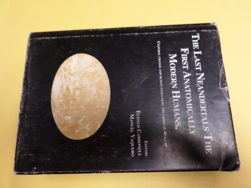 Portada del libro de THE LAST NEANDERTALS THE FIRST ANATOMICALLY MODERN HUMANS. DEDICADO