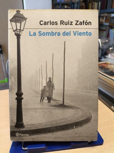 Portada del libro de LA SOMBRA DEL VIENTO - CARLOS RUIZ ZAFÓN - PLANETA - 2001 - PRIMERA EDICIÓN - MUY RARO