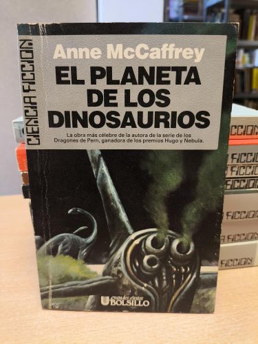 Portada del libro de EL PLANETA DE LOS DINOSAURIOS - ANNE McCAFFREY - ULTRAMAR - SAGA EL PLANETA DE LOS DINOSAURIOS 1 