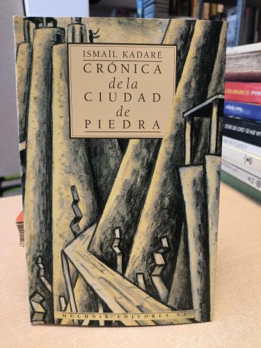 Portada del libro de CRÓNICA DE LA CIUDAD DE PIEDRA - ISMAIL KADARÉ - MUCHNIK EDITORES 1992