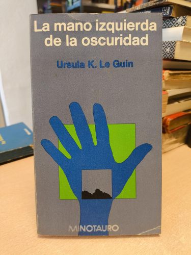 Portada del libro de URSULA K. LE GUIN - LA MANO IZQUIERDA DE LA OSCURIDAD- MINOTAURO 1980