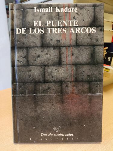 Portada del libro de EL PUENTE DE LOS TRES ARCOS - ISMAIL KADARÉ - ED LIBERTARIAS PRIMER ED. 1989