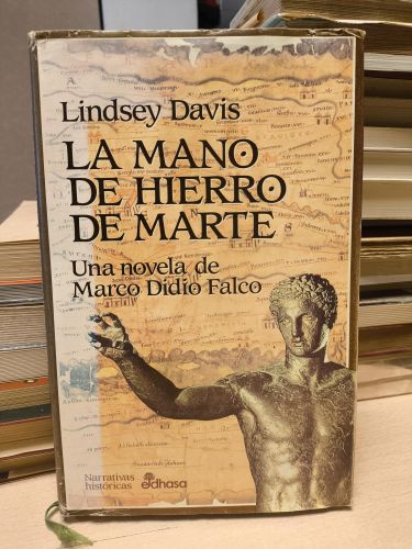 Portada del libro de LINDSEY DAVIS - LA MANO DE HIERRO DE MARTE - 4 NOVELA DE MARCO DIDIO FALCO - EDHASA 