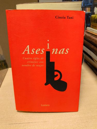 Portada del libro de ASESINAS. CUATRO SIGLOS DE CRÍMENES CON NOMBRE DE MUJER - CINZIA TANI - LUMEN