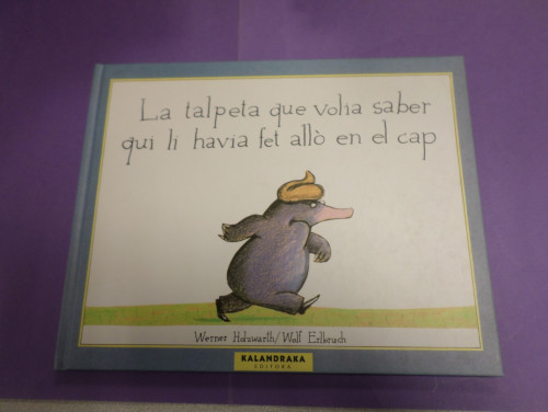 Portada del libro de LA TALPETA QUE VOLIA SABER QUI LI HAVIA FET ALLO EN EL CAP (CATALÁN)