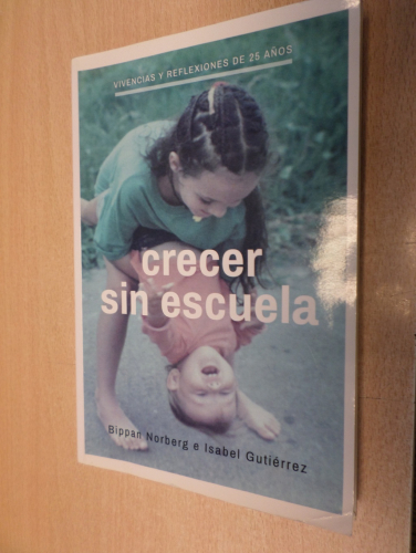 Portada del libro de CRECER SIN ESCUELA -  Bippan Norberg / Isabel Gutiérrez - ED. MANDALA