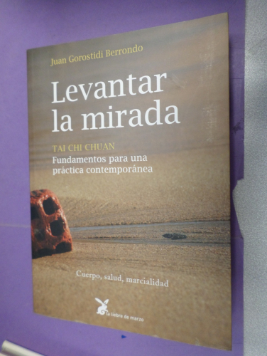 Portada del libro de LEVANTAR LA MIRADA tai chi chuan fundamentos para una practica contemporanea