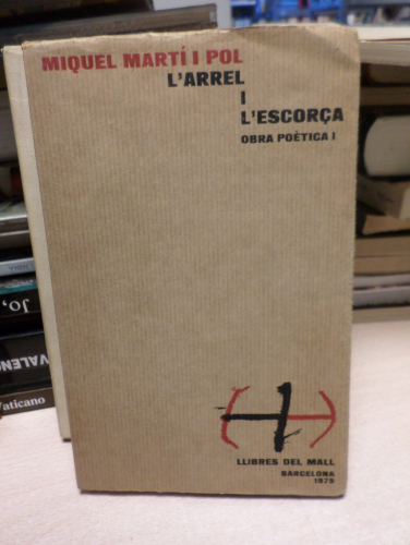 Portada del libro de L' ARREL I L' ESCORÇA. OBRA POETICA I. MIQUEL MARTI I POL. L'ARREL L'ESCORÇA. LLIBRES DEL MALL 1975