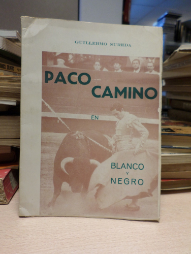 Book cover from Paco Camino en blanco y negro, con una Interviú como fondo. Guillermo Sureda. 1969