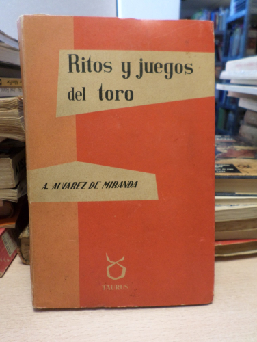 Portada del libro de RITOS Y JUEGOS DEL TORO - ANGEL ALVAREZ DE MIRANDA. PROLOGO DE JULIO CARO BAROJA- TAURUS 1962