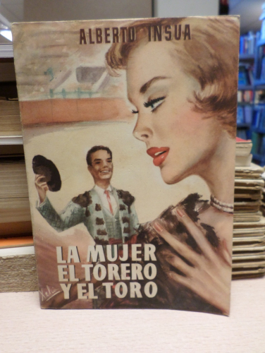 Portada del libro de LA MUJER, EL TORERO Y EL TORO - ALBERTO INSUA, AÑO 1952