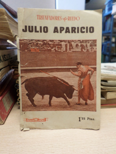 Portada del libro de TRIUNFADORES DEL RUEDO JULIO APARICIO - POR BURLADERO- ALAS AÑO XXVII Nº 8