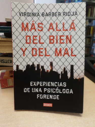 Portada del libro de MAS ALLA DEL BIEN Y DEL MAL. experiencias de una psicologa foernse - VIRGINIA BARBER - DEBATE