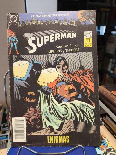 Portada del libro de SUPERMAN Nº 101 ENIGMAS CAPITULO 2 BATMAN SOBRE METROPOLIS DC - ZINCO